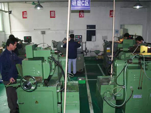 無(wú)心磨床加工區(qū)